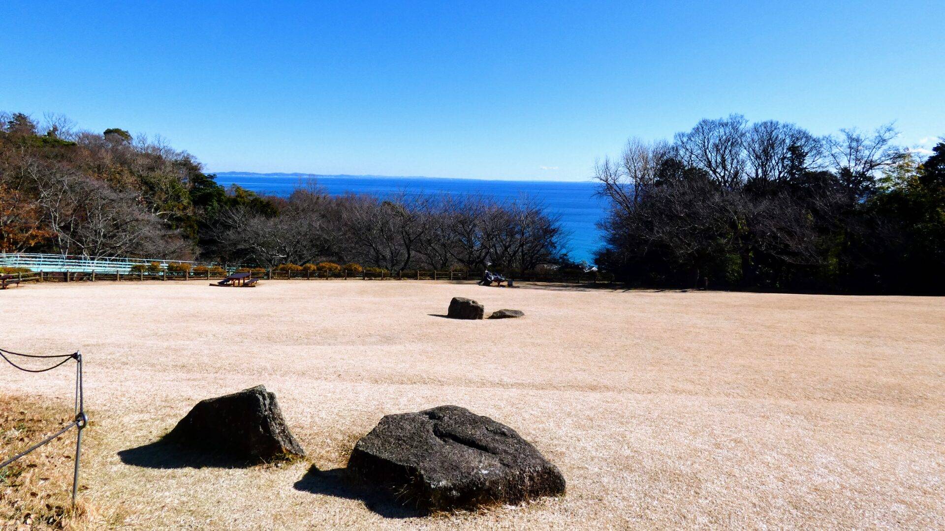 吾妻山公園の広場の風景