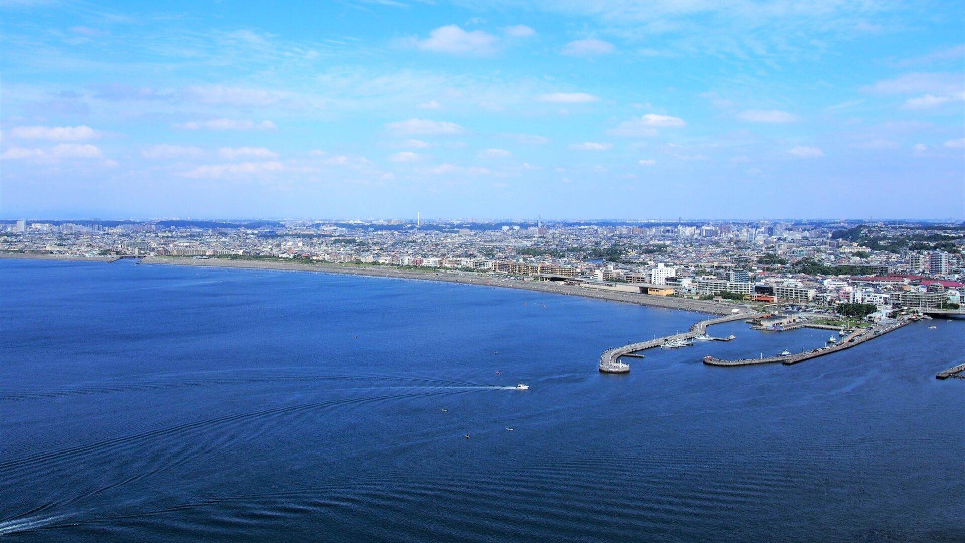 江ノ島から腰越漁港と湘南海岸の風景