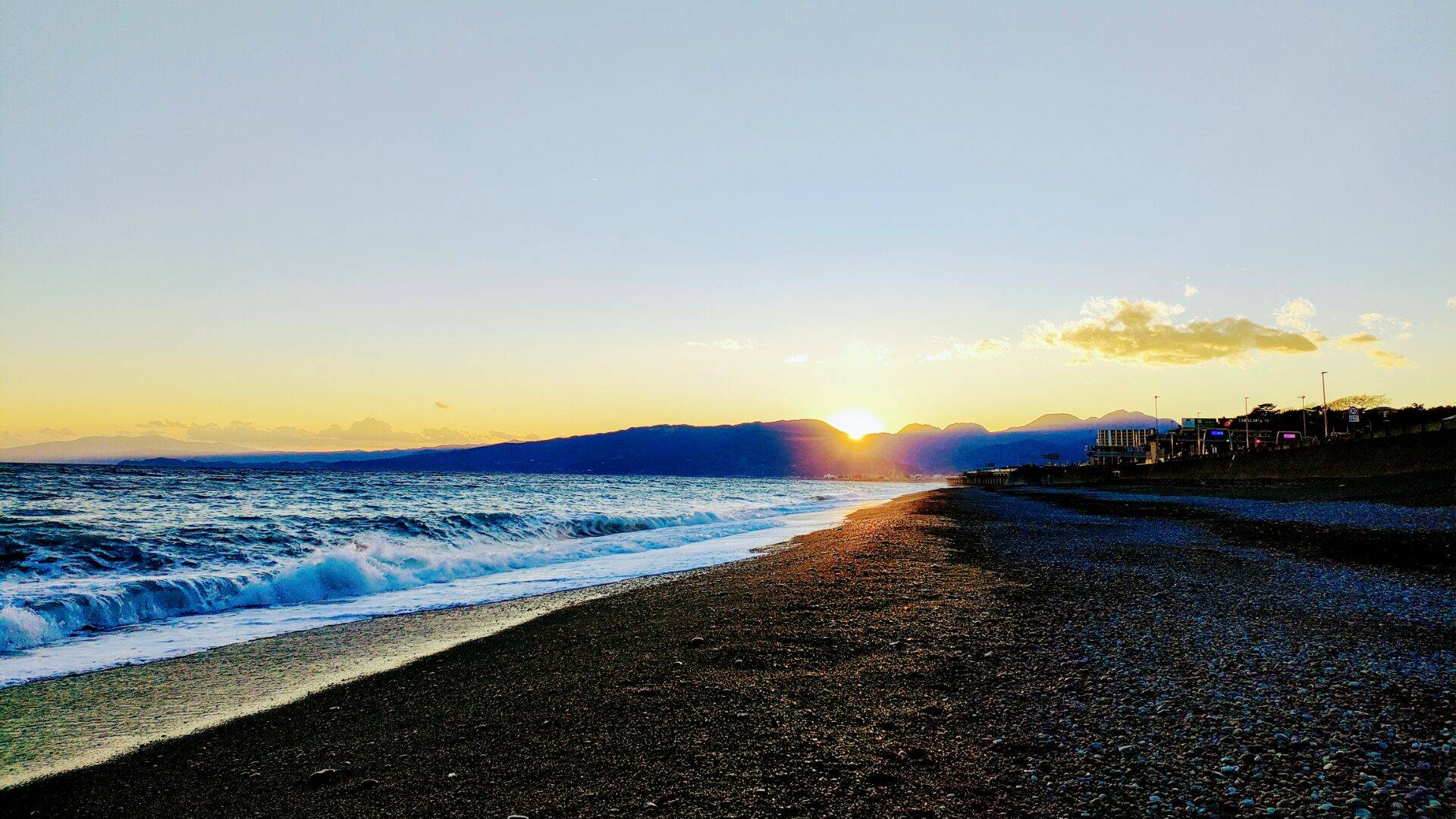 西湘橘インターの海岸より箱根山の夕日の風景