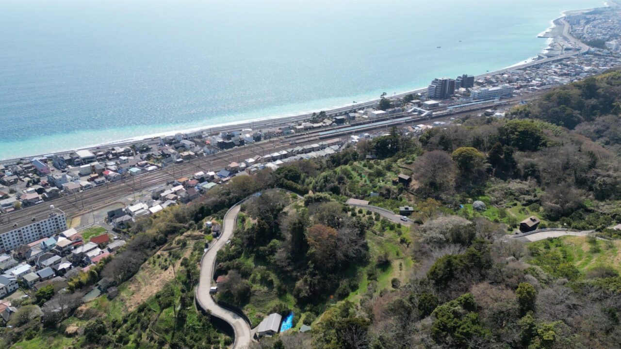 前川山林上空から国府津駅を撮影