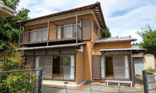 大磯町生沢　2階建古民家住宅借家　DIY好きにはたまらない　床面積100㎡超え 駐車場＆庭付